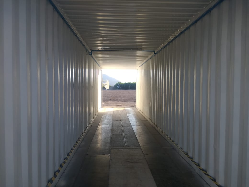 Operario supervisando proceso de gasificación SO₂ en planta de exportación